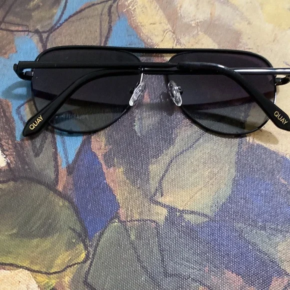 QUAY Sunglasses, Clear Case, and Cleaning Cloth display picture 3